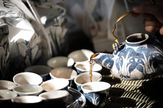 茶的冷暖取决于环境和工艺，适合体质的茶可助养生